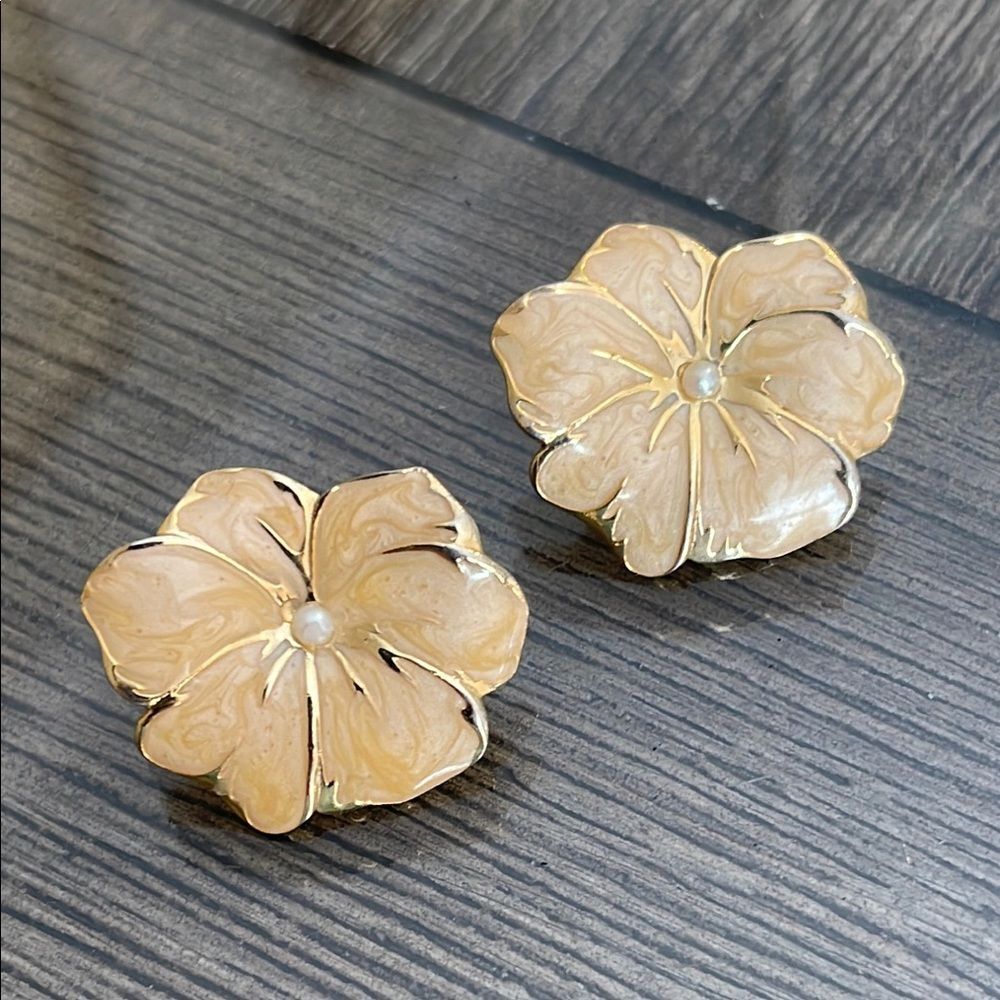 Vintage Pansy Flower Gold and Cream Earrings